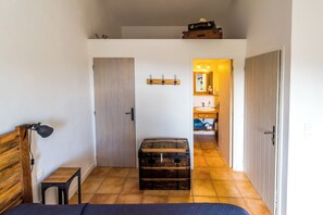 5 bedrooms, iron/ironing board, WiFi, bed sheets