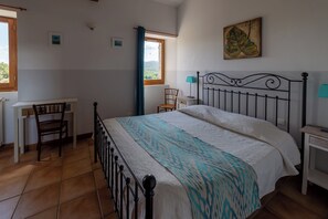 5 bedrooms, iron/ironing board, WiFi, bed sheets
