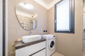 Shower, hair dryer, bidet, towels