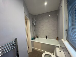 Sèche-cheveux, serviettes fournies, savon, shampoing