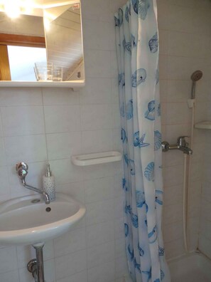 Studio (Studio mit großer Terrasse und Meerb) | Bathroom - Apartments in Kornic/insel Krk 14471 (Krk)
