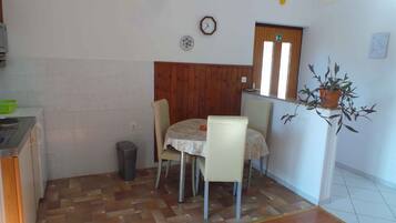 Apartment (Ferienwohnung Mit Terasse und Klimaan) | Dining