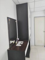 Escritorio, espacio para trabajar con laptop y wifi gratis 