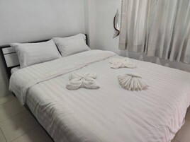 Escritorio, espacio para trabajar con laptop y wifi gratis