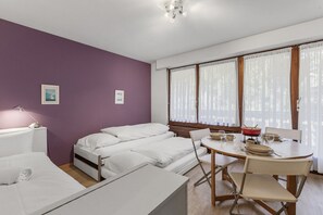 Tabla de planchar con plancha, wifi gratis y ropa de cama 