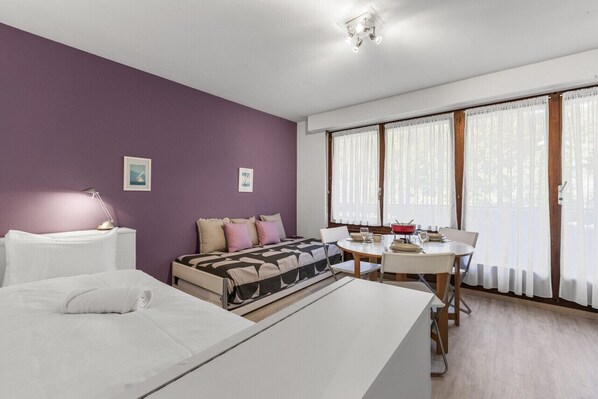 Tabla de planchar con plancha, wifi gratis y ropa de cama 