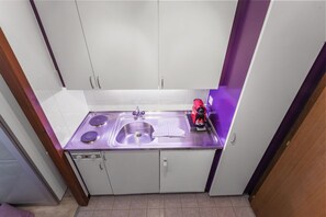 Køleskab, mikrobølgeovn, kogeplade, opvaskemaskine