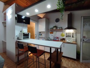 Fridge, microwave, stovetop, coffee/tea maker - Apartment 2, Chalet Manzano 15 min from Seville (Villanueva del Ariscal)