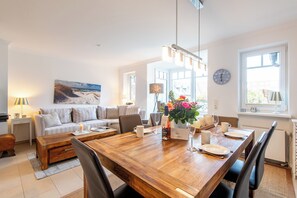 Dining - Modern. Close to the beach. Stylish. (Westerland)