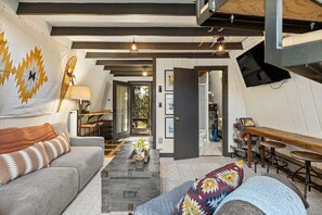 スマートテレビ、暖炉、書庫