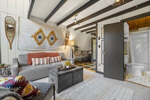 Smart-TV, Kamin, Bücher