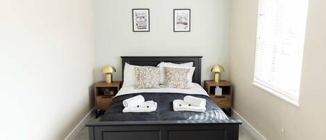 1 habitación, escritorio, tabla de planchar con plancha y internet