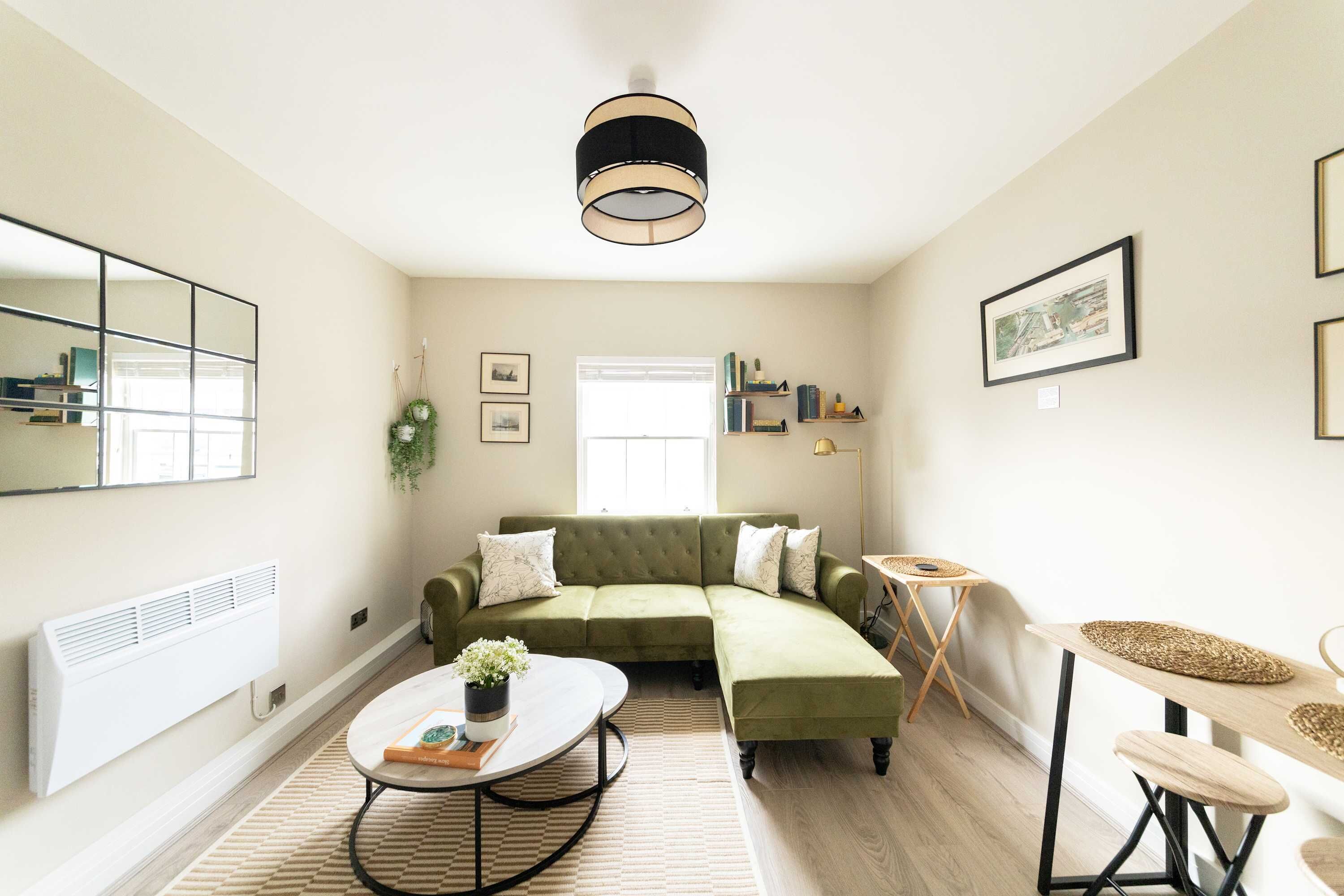 Una televisión, una oficina