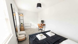 1 soverom, skrivebord, strykejern/-brett og wi-fi