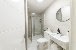 Shower, hair dryer, towels, shampoo