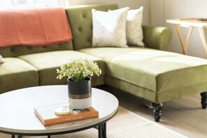 TV, offices - Stylish 1 Bedroom Apartment in Central Liverpool (Liverpool)