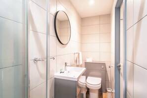 Dusche, Haartrockner, Handtücher, Shampoo
