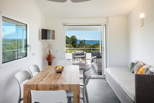 Apartamento Confort, vistas al mar | Zona de estar | Una televisión de pantalla plana