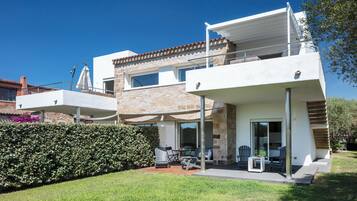 Vista frontal de la propiedad