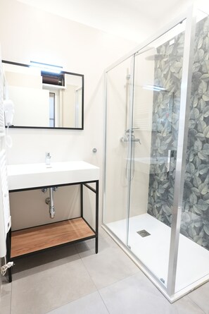 舒適三人房, 陽台 | 浴室 | 吹風機、浴袍、毛巾、肥皂