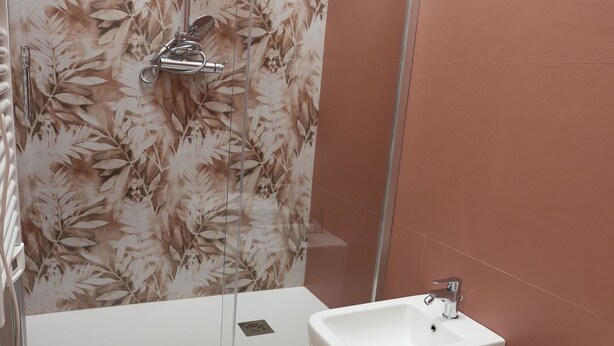 A bathroom with a shower, bidet, and toilet. - Ross Family Suites  (Reggio Calabria)