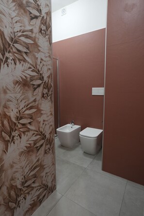 Comfort driepersoonskamer, balkon | Badkamer | Een haardroger, handdoeken, zeep, shampoo