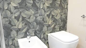 Chambre Triple Confort, balcon | Salle de bain | SĂšche-cheveux, serviettes fournies, savon, shampoing