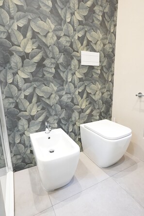 Comfort driepersoonskamer, balkon | Badkamer | Een haardroger, handdoeken, zeep, shampoo