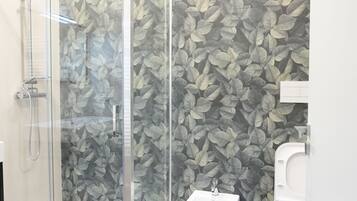 Quarto triplo conforto, sacada | Banheiro | Secador de cabelo, toalhas de banho, sabonete, shampoo