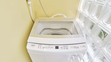 舒适套房 (302) | 浴室 | 淋浴设施、吹风机、拖鞋、毛巾