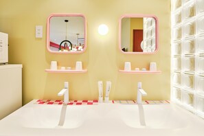 Habitación Confort (301) | Baño | Ducha, secador de pelo, zapatillas y toallas