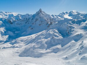 A snow-covered mountain landscape with a prominent peak and a clear sky. - Ski-in Studio Courchevel 1850 - Parking, Wifi, Ski Locker (Courchevel)