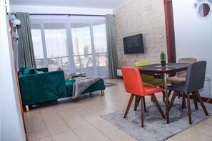 Leilighet – classic | Oppholdsområde | En 50-tommers smart-TV med kabel-kanaler samt premierefilmer