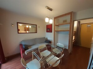 TV - Charming 2-room apartment in Valfréjus, 4 ppl, near cable car, WiFi included (Valfréjus)