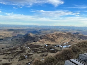 Eine Berglandschaft bei klarem Himmel.