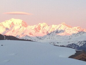 A snow-covered mountain range with a wooden cabin in the foreground. - Spacious apartment, panoramic view (Villard-sur-Doron)