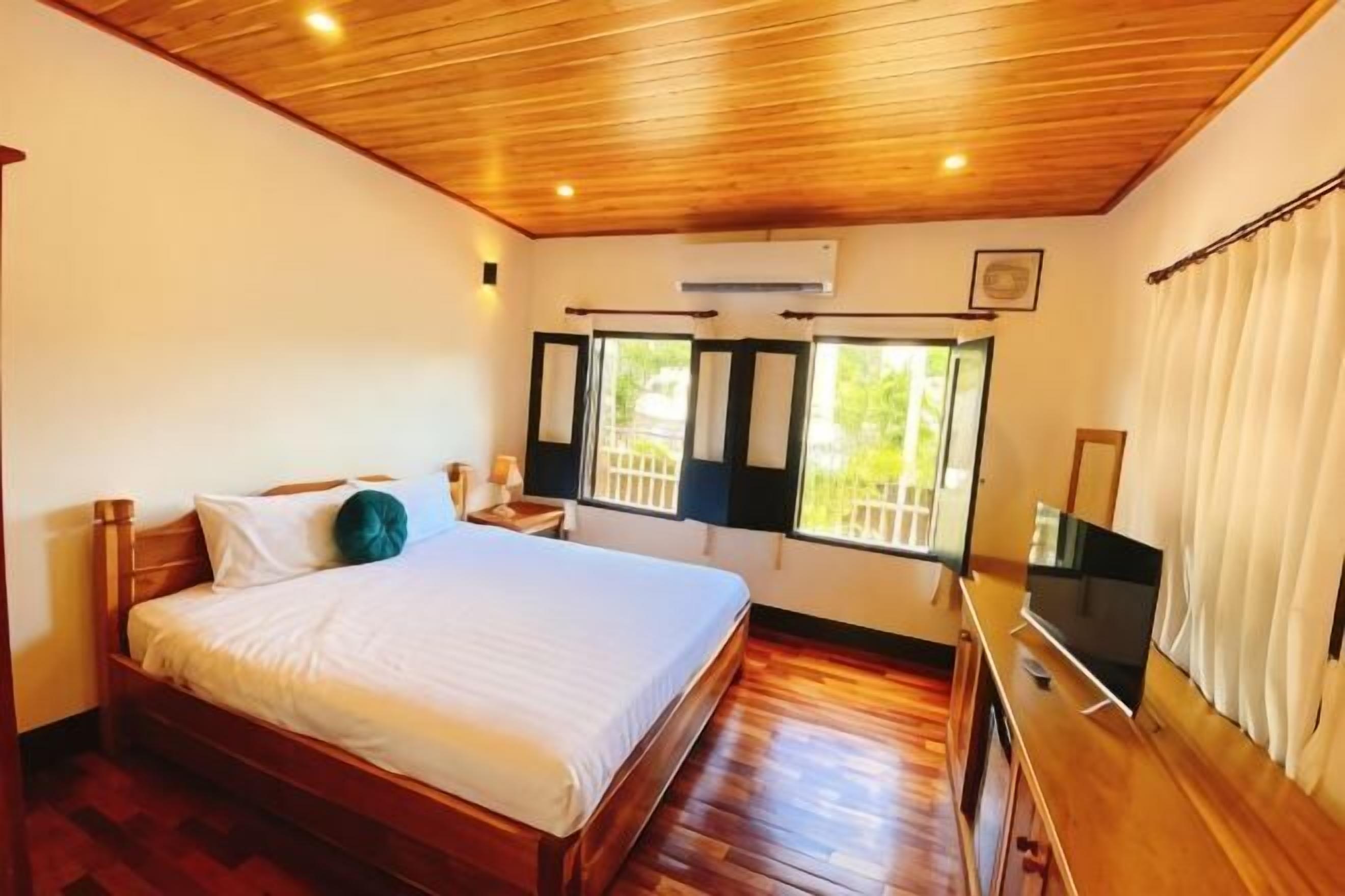 Desk, laptop workspace, free WiFi