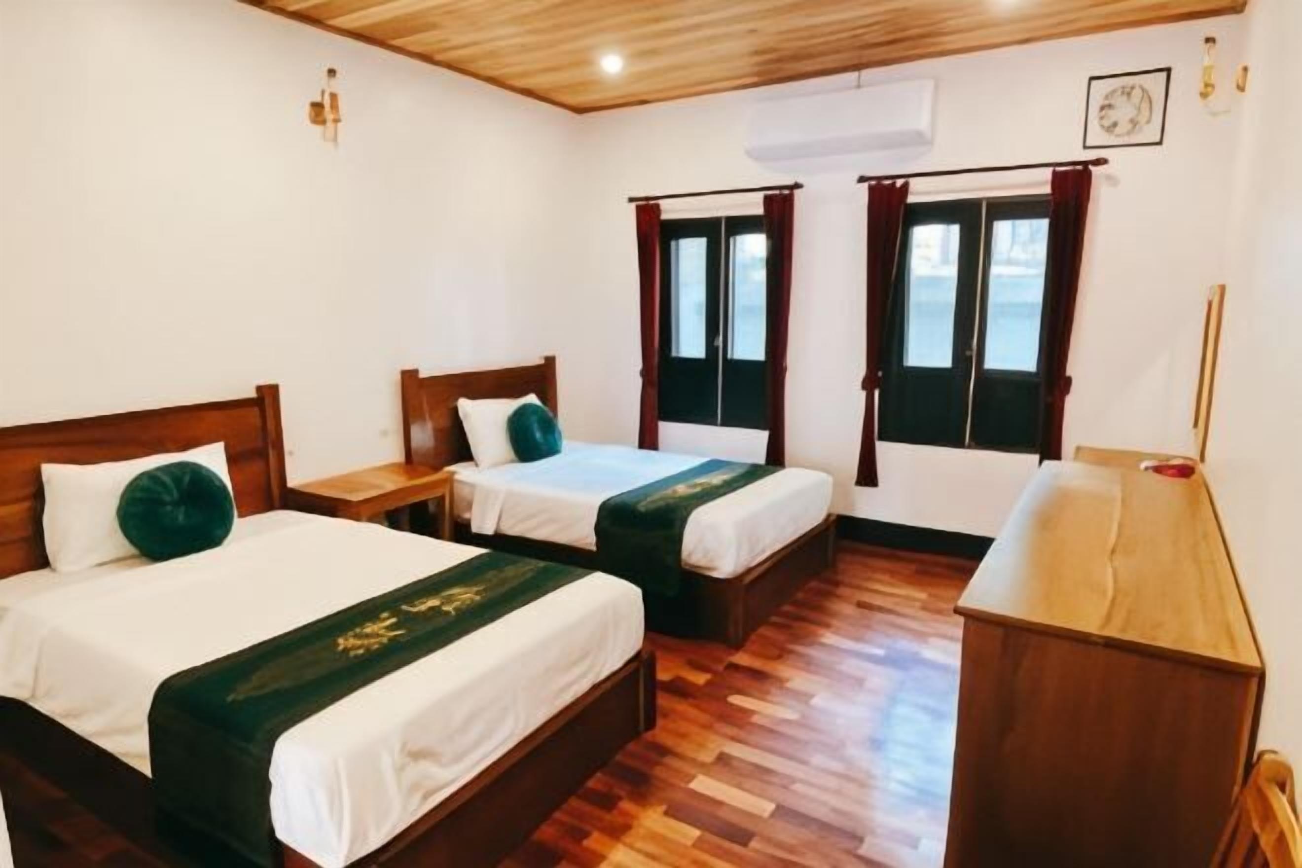 Desk, laptop workspace, free WiFi