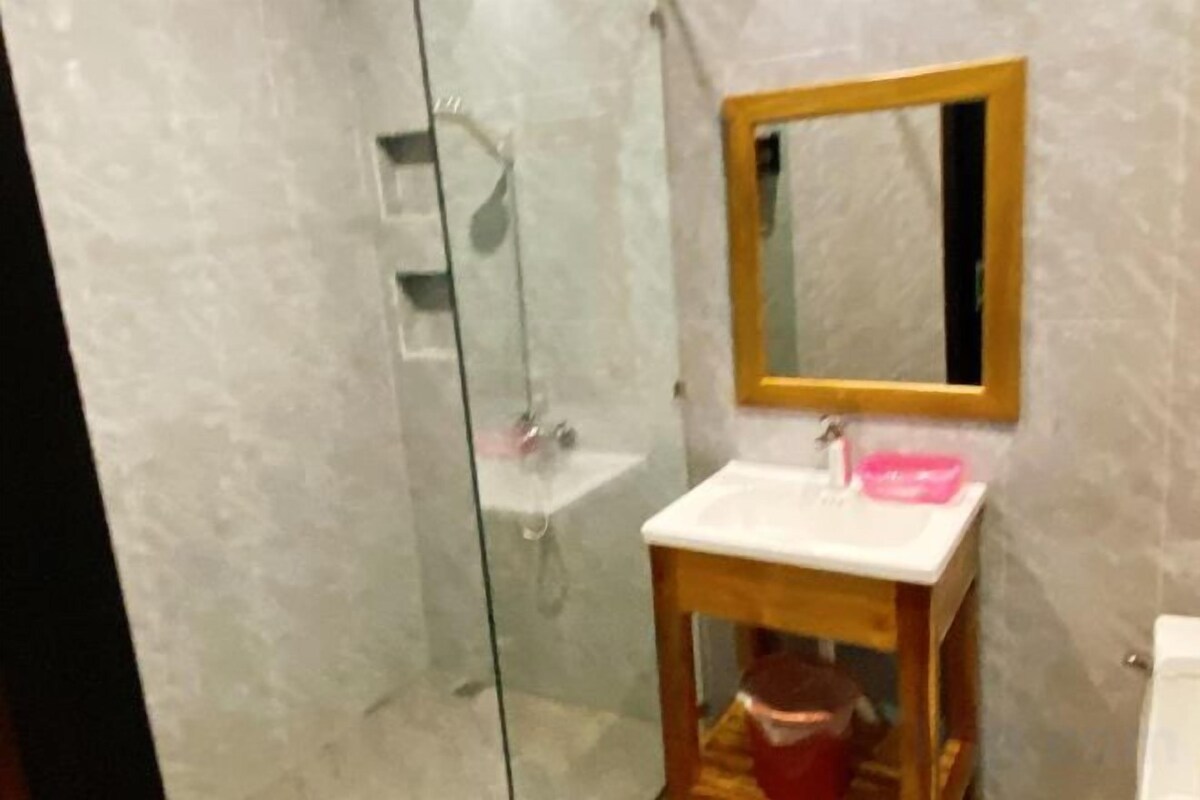 Regadera, amenidades de baño gratuitas, secadora de cabello, pantuflas 