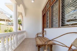 Comfort Triple Room | Terrace/patio - Saba house 24 (Paje)