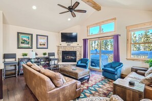 TV, fireplace - 87 Maggie. Walkability! Shuttle. Pet friendly. (Breckenridge)