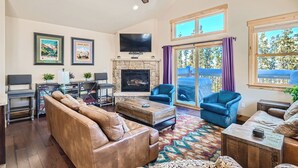 TV, fireplace - 87 Maggie. Walkability! Shuttle. Pet friendly. (Breckenridge)
