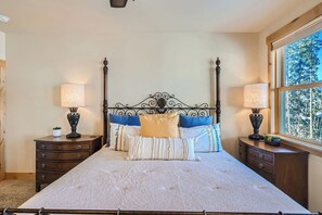 3 habitaciones, escritorio y tabla de planchar con plancha 