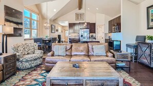 TV, fireplace - 87 Maggie. Walkability! Shuttle. Pet friendly. (Breckenridge)