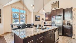 Coffee/tea maker, fridge, microwave, oven - 87 Maggie. Walkability! Shuttle. Pet friendly. (Breckenridge)