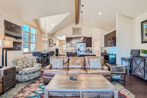 Televisión y chimenea 