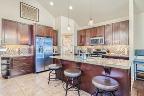 Fridge, microwave, oven, stovetop - 87 Maggie. Walkability! Shuttle. Pet friendly. (Breckenridge)