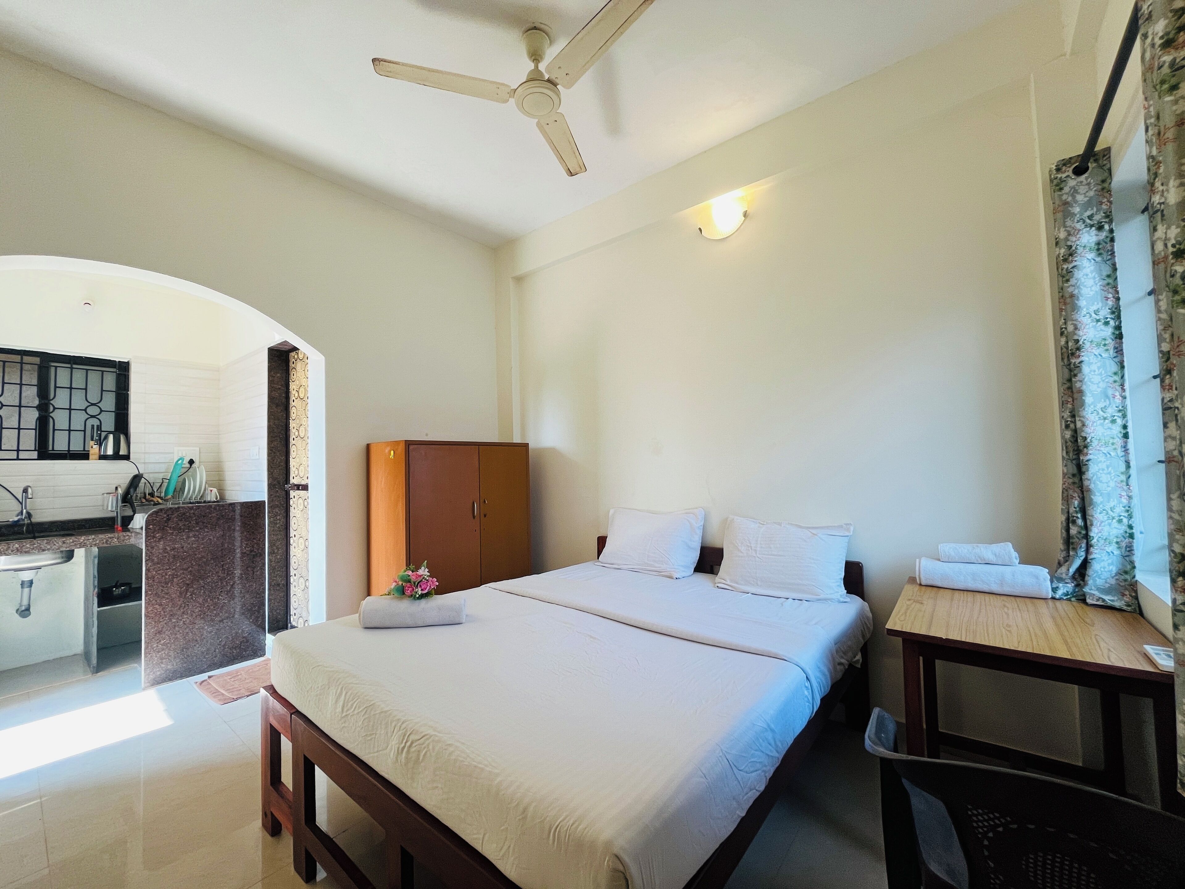 Escritorio, wifi gratis y ropa de cama 