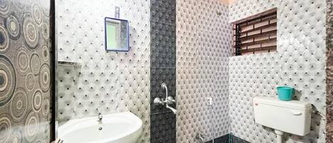 Une salle de bain avec un lavabo, des toilettes et une douche.