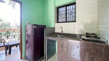 Refrigerador, parrilla de estufa y utensilios de cocina